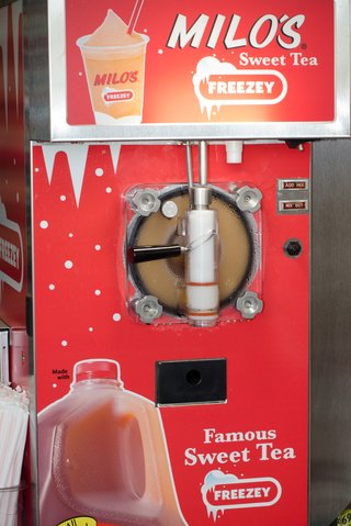 Handicap friendly sweet tea machine : r/mildlyinteresting