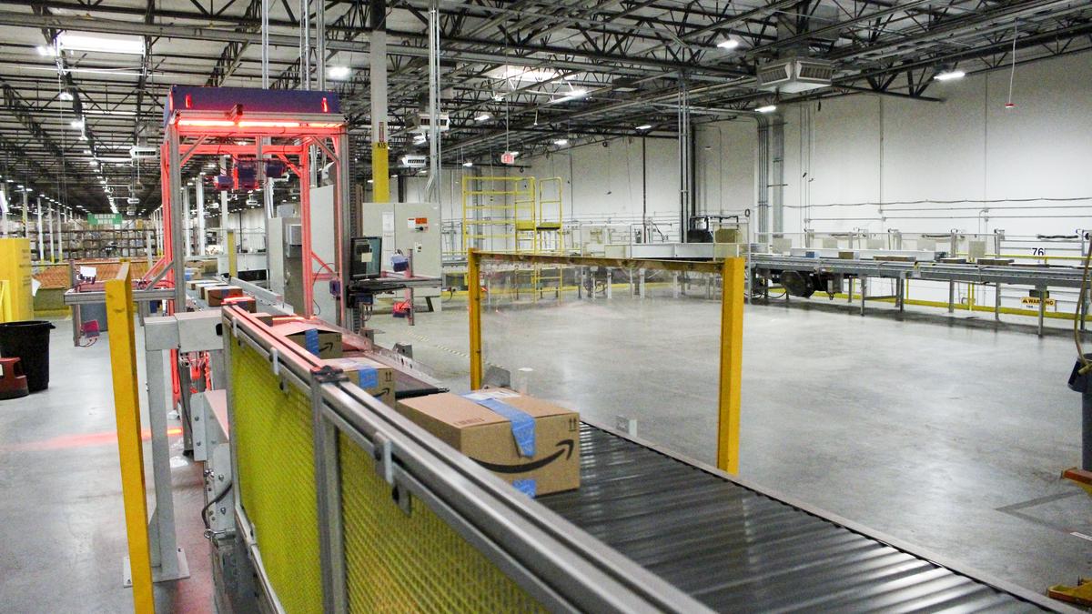 Amazon to 3,000 warehouse workers in Arizona, more tech employees in  Phoenix - Phoenix Business Journal