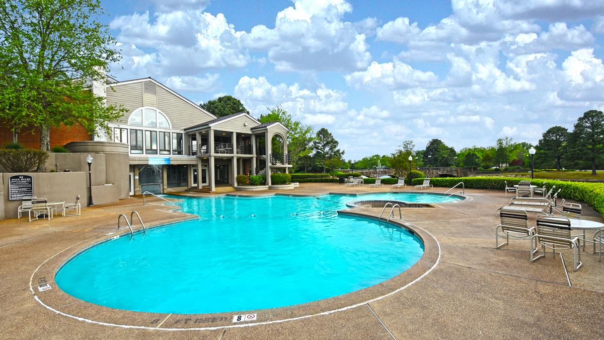 1,000 East Memphis apartments sold by Equus Capital Partners Memphis