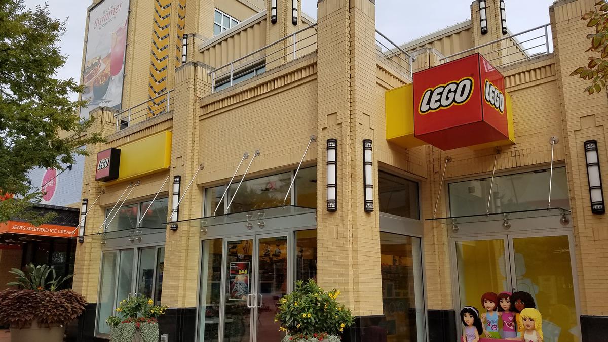 BUILDING OUR FAMILY AT THE LEGO STORE! Ross Park Mall Pittsburgh