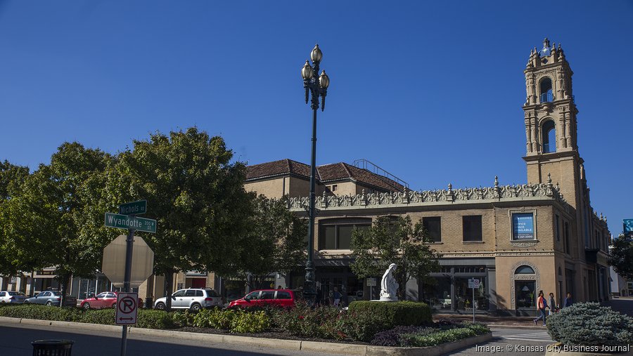 Activewear brand ALO plans to open Country Club Plaza store - Kansas City  Business Journal