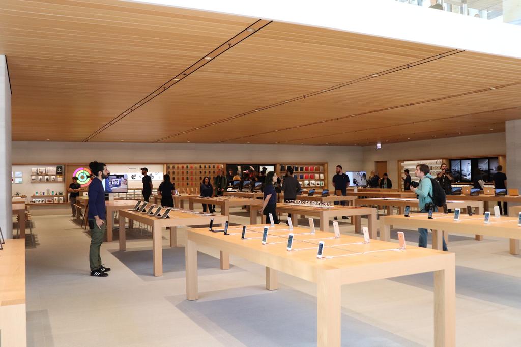 Apple Store in Chicago has a big winter design flaw