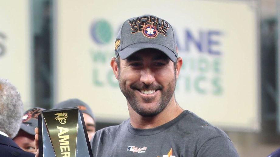 HOUSTON, TX - JUNE 19: New York Mets starting pitcher and former Houston  Astros pitcher Justin Verlander (35) stands for fans in tribute in his  honor before receiving his 2022 World Series