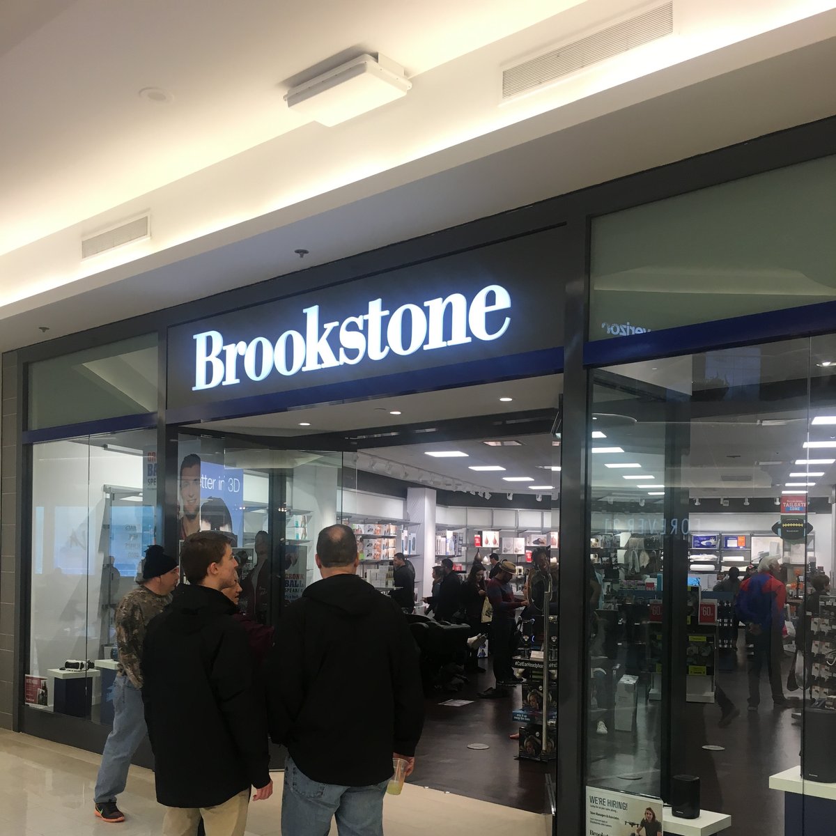 Brookstone to close two Hawaii stores following Chapter 11