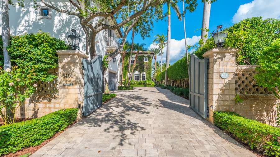 Mike Piazza Sells Miami Beach House to Jeff Zalaznick