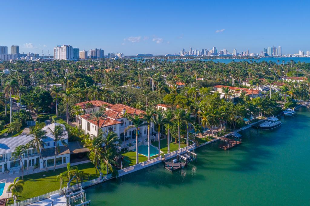 Mike Piazza Sells Miami Beach House to Jeff Zalaznick