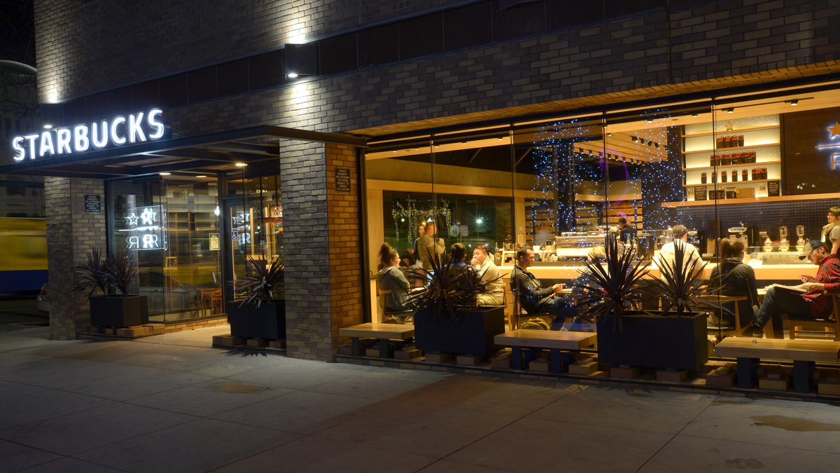 Workers at Downtown Starbucks store vote to unionize Sacramento