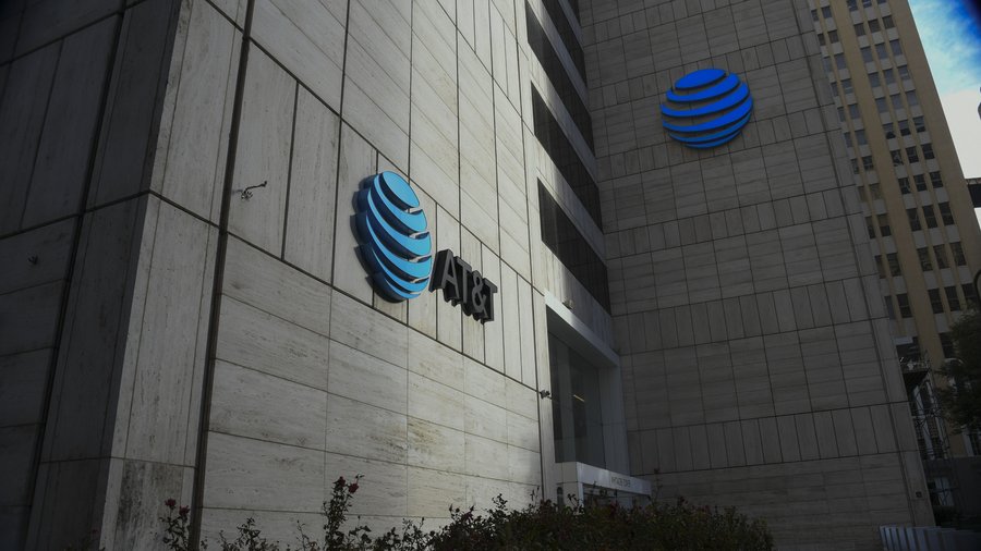 Dallas' AT&T reports Q4 profit surge, inks $850M real estate deal ...