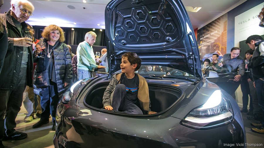 Store for automaker Tesla Motors at the Stanford Shopping Center, an  News Photo - Getty Images