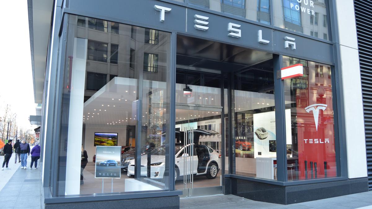 Tesla welcomes Pittsburgh Store with owners' exclusive grand