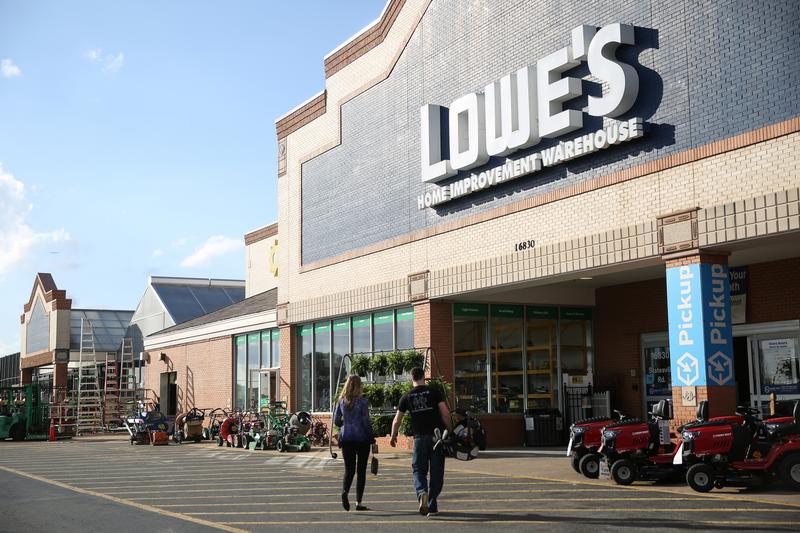Lowe's hold first National Hiring Day Bizwomen