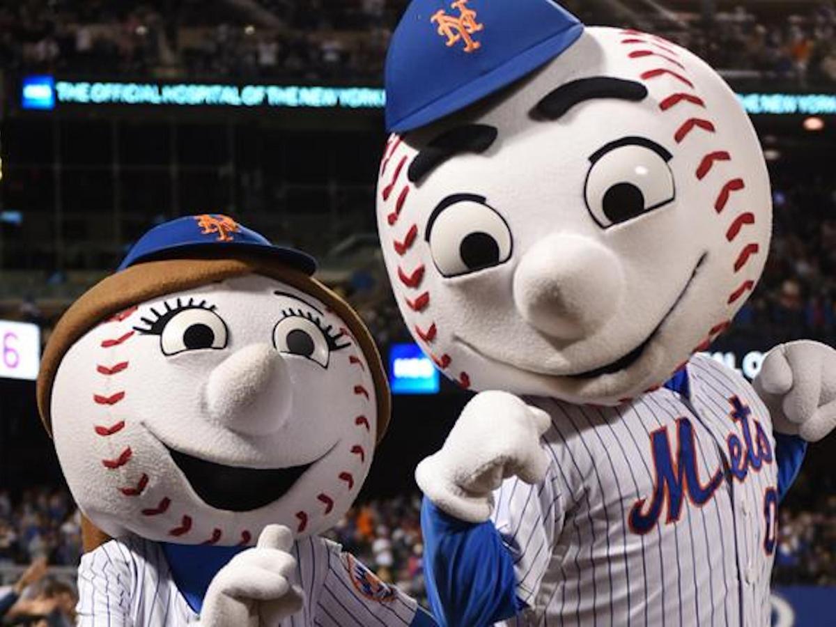 ARI@NYM: Mr. and Mrs. Met caught on the Kiss Cam 