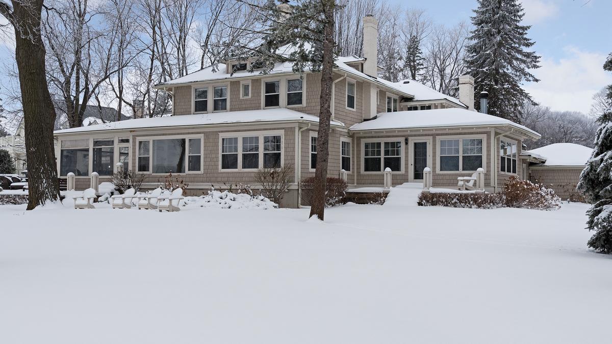 Dream Homes Large lakeshore property in Beach on the market