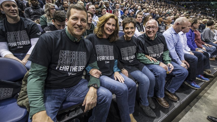 Packers, Bucks introduce t-shirt ahead of Green Bay's playoff game