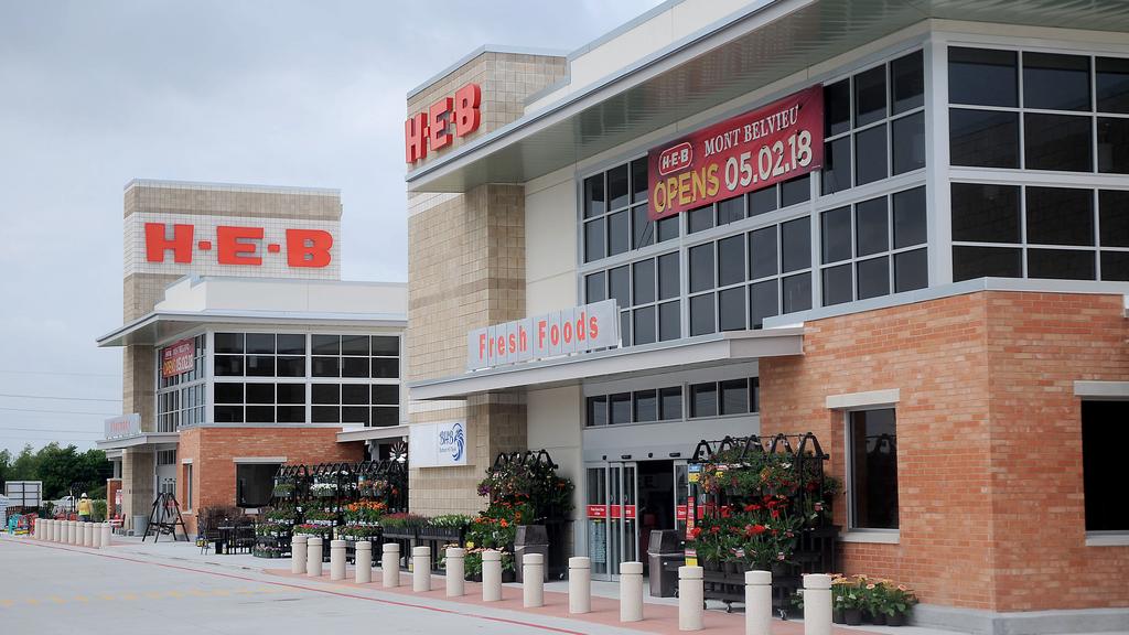 H E B Opens Mont Belvieu Store In Fidelis Mont Belvieu Crossing Shopping Center Houston Business Journal