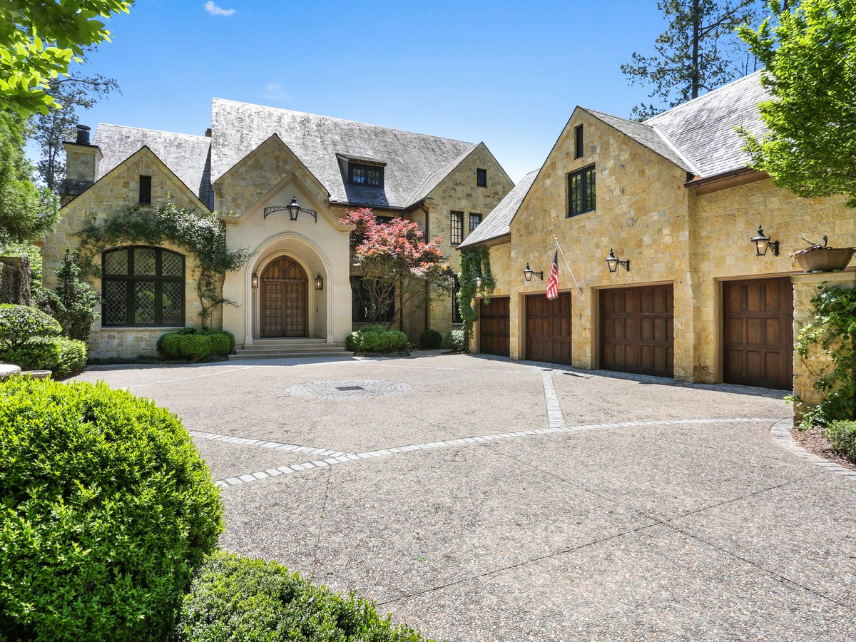 Former Atlanta Braves pitcher Tom Glavine lists 3-acre home for