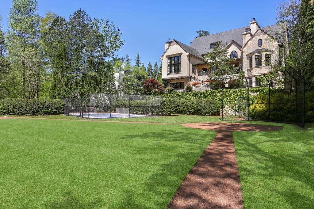 Former Atlanta Braves pitcher Tom Glavine lists 3-acre home for