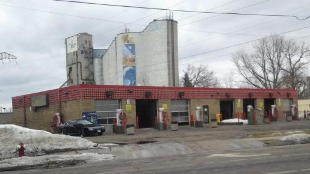 Starbucks store at Hiawatha site may get drivethru lane, despite