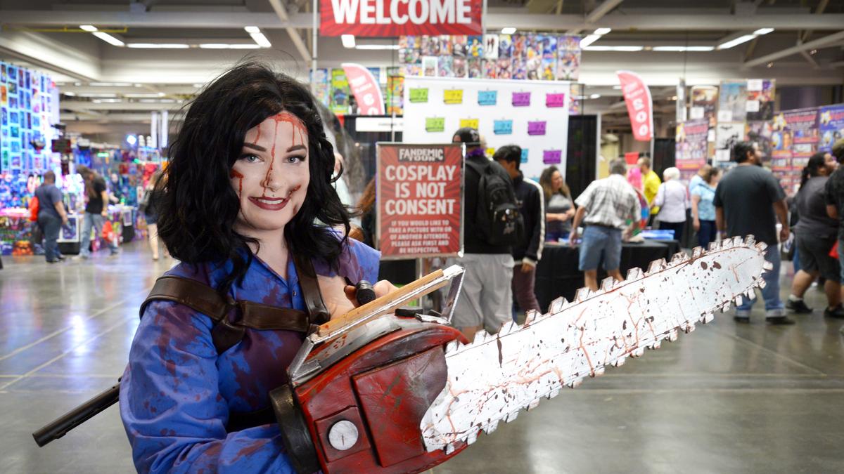 PHOTOS Fandemic Tour brings costumeclad crowd to Sacramento