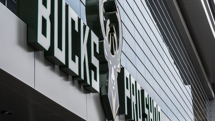 Bucks fans up early to buy new championship Bucks gear