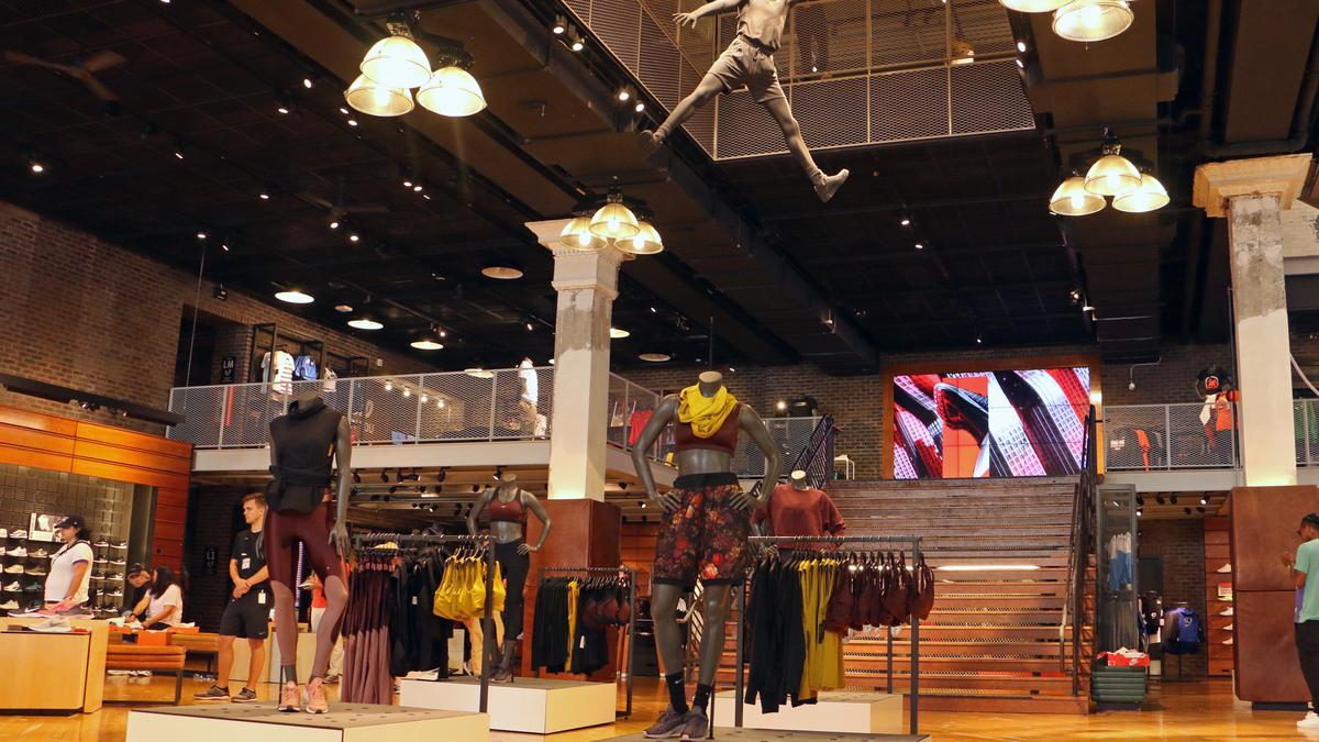 vaso Apariencia hipoteca Report: Nike (NYSE: NKE) cuts ties with more retailers, including DSW, Urban  Outfitters - Portland Business Journal