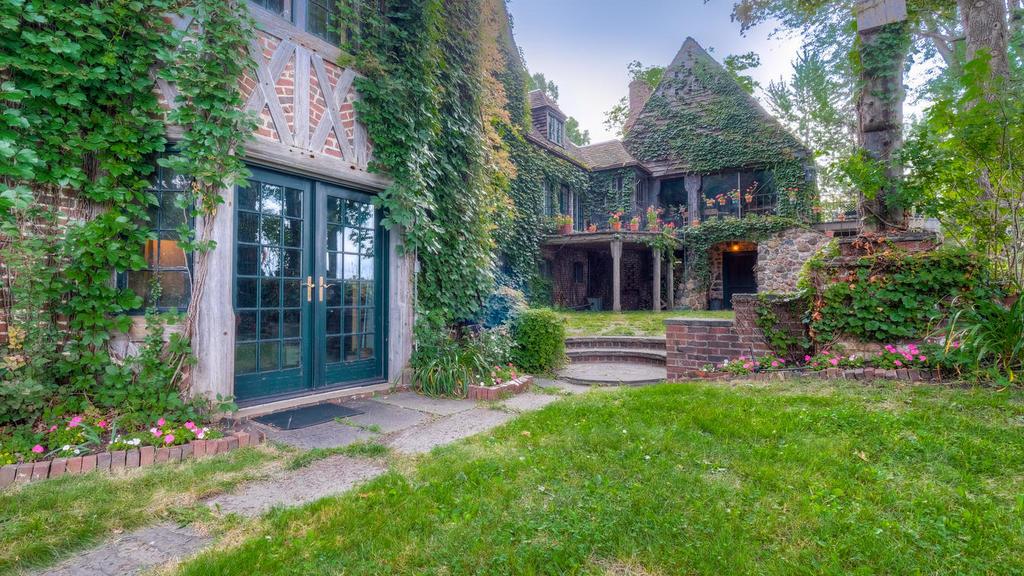 Dream Homes Lakeside living in Dellwood available for nearly 4