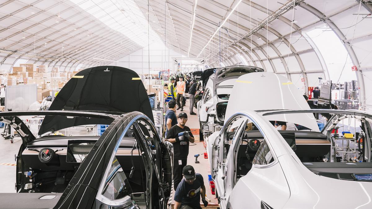apple-seems-to-be-accelerating-its-poaching-of-tesla-engineers-hiring-dozens-of-employees-including-former-engineering-chief-doug-field-silicon-valley-business-journal