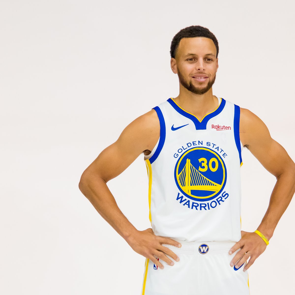 WATCH: Steph Curry practices while wearing sleeve on arm