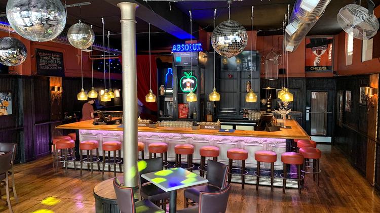 birdcage-interior-dj-booth*750xx4032-226