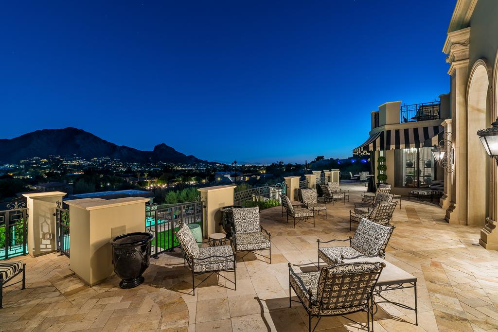 Der klassische Adobe im Herzen des Paradise Valley fragt 7,7 Millionen US -Dollar