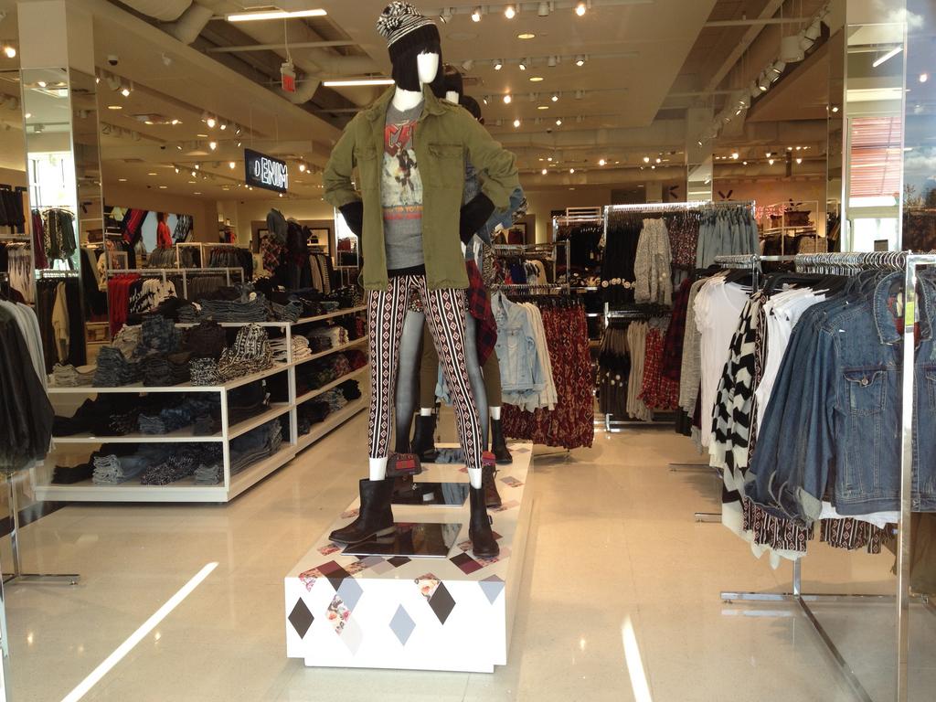 Forever 21 Carries Teens Fashions at Orlando Vineland Premium