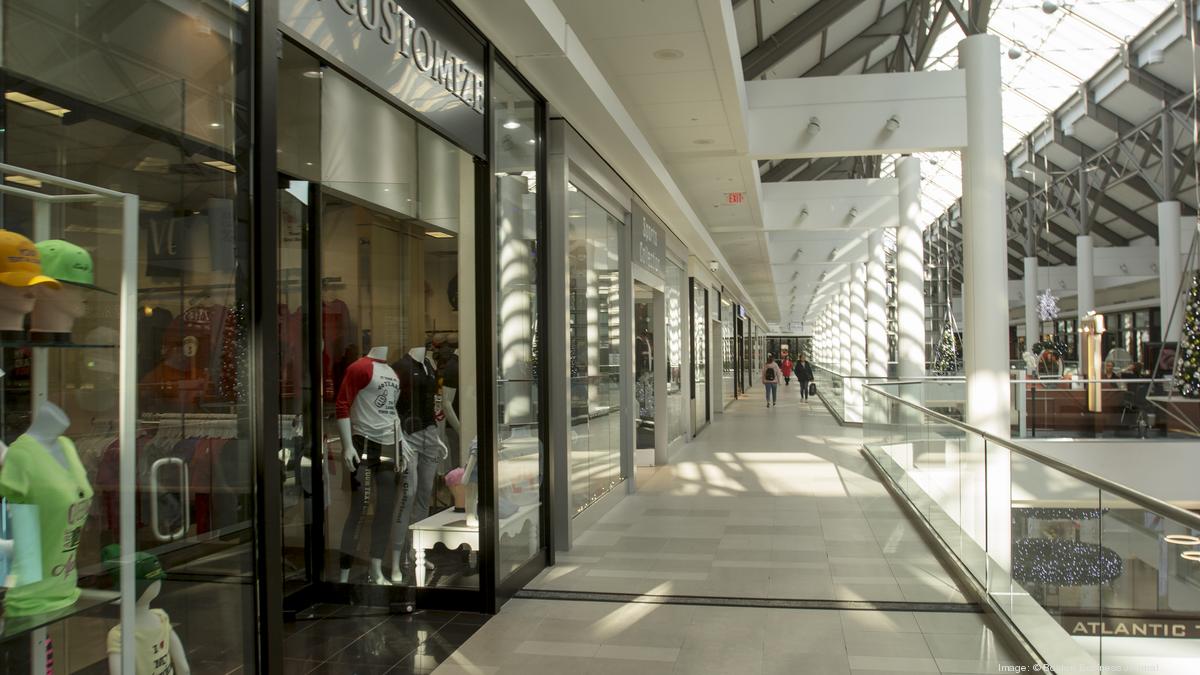 close store at CambridgeSide Galleria 