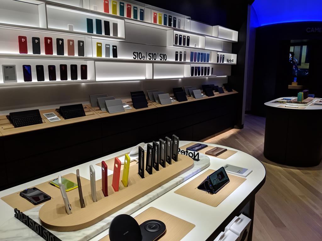 Samsung Experience Specialty Store Design & Display Decoration Ideas