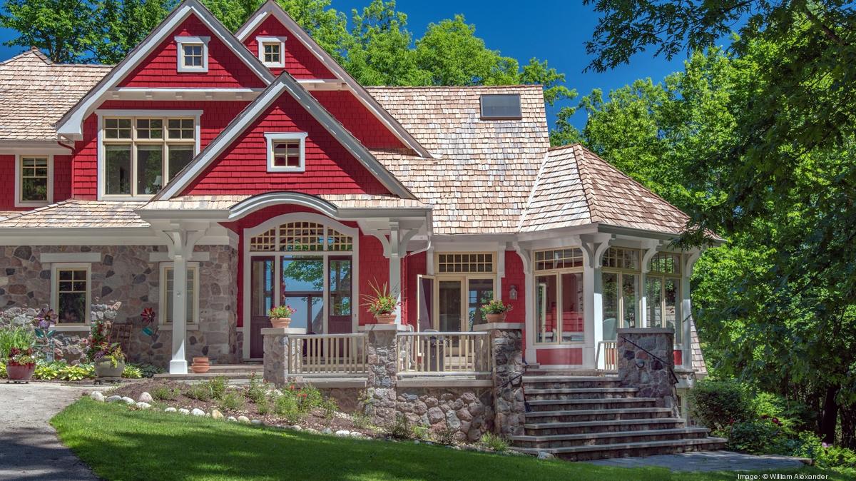 Price for 12room estate on Wisconsin's Beaver Lake lowered to 2.49