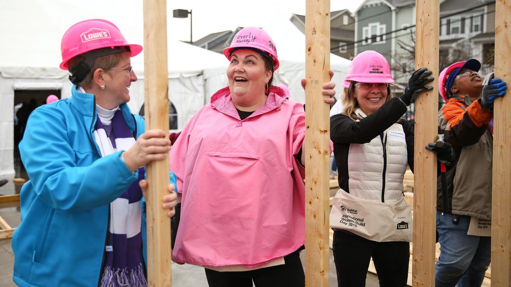 does lowes sell hard hats