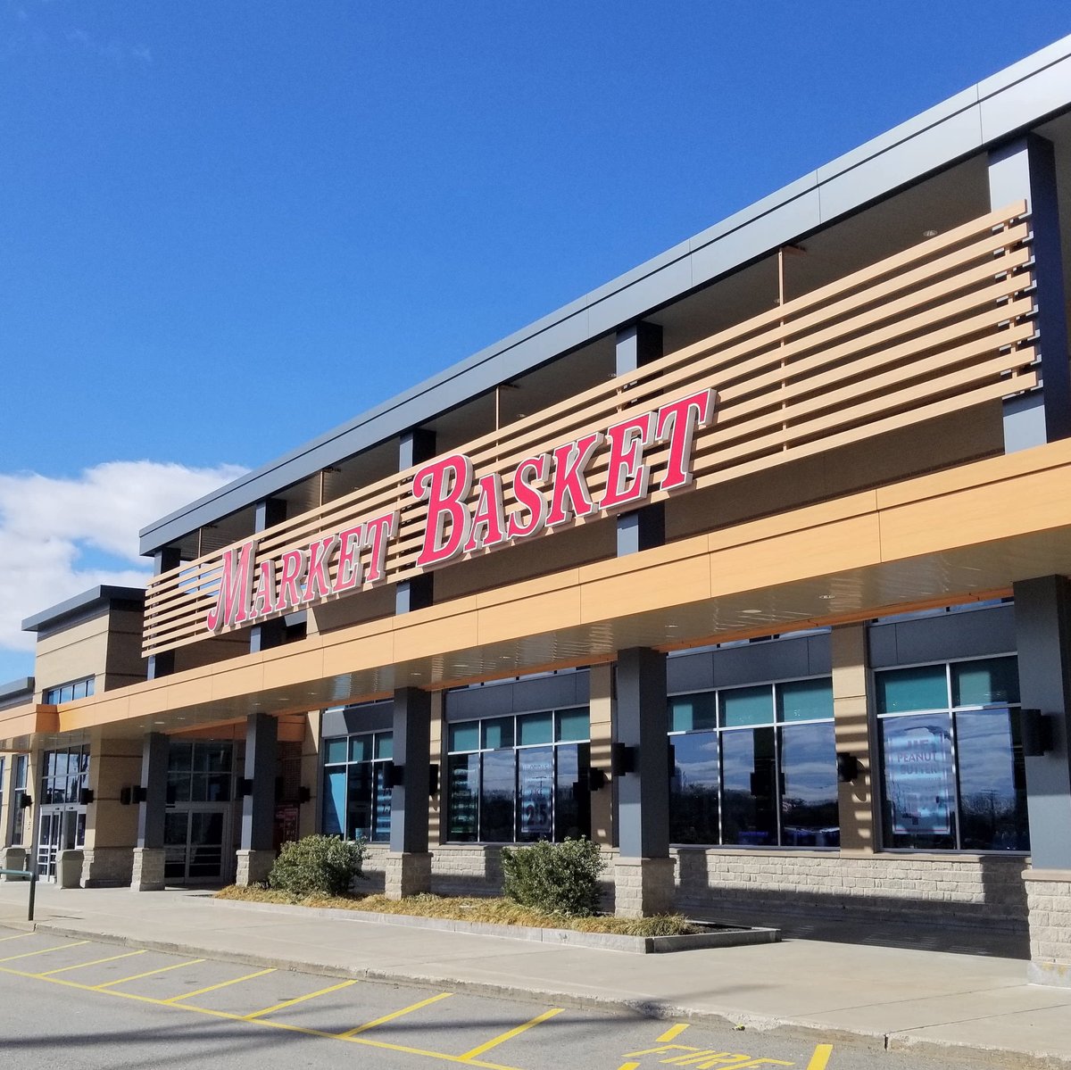 Eat Up New England: INSIDE THE NEW MARKET BASKET IN WALTHAM