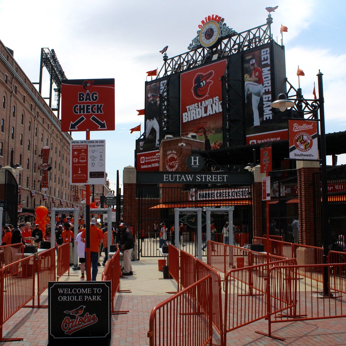 Baltimore, Maryland, USA. 3rd April, 2017. Fans flood Eutaw Street