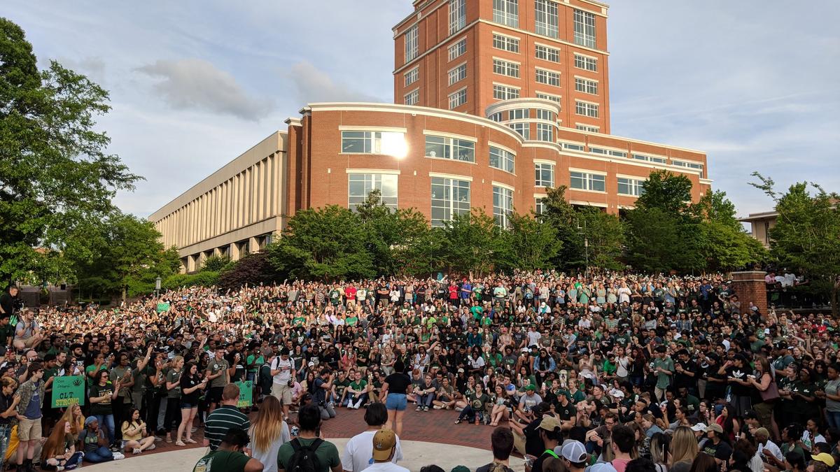 BUZZ: Community shows solidarity after UNCC shooting - Charlotte