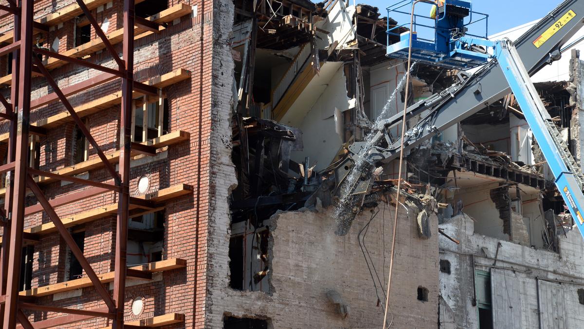 Interior demolition at Hotel Marshall prompts street closure ...