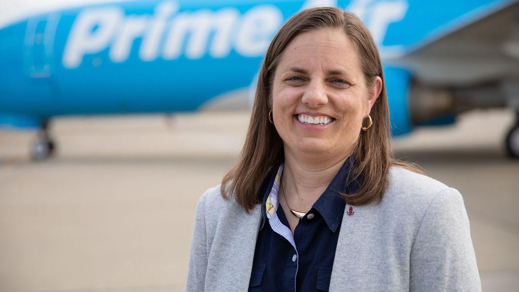 Indefinido recursos humanos diseñador Former Navy pilot Sarah Rhoads built Amazon's air fleet from scratch -  Bizwomen