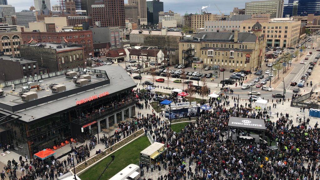 Packers' David Bakhtiari rallies Bucks fans with beer chugs during Game 3  of NBA Finals