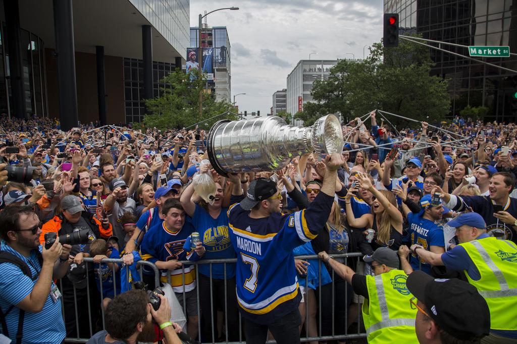 Blues Stanley Cup-CC-Crowd in restaurant (3) - The Post