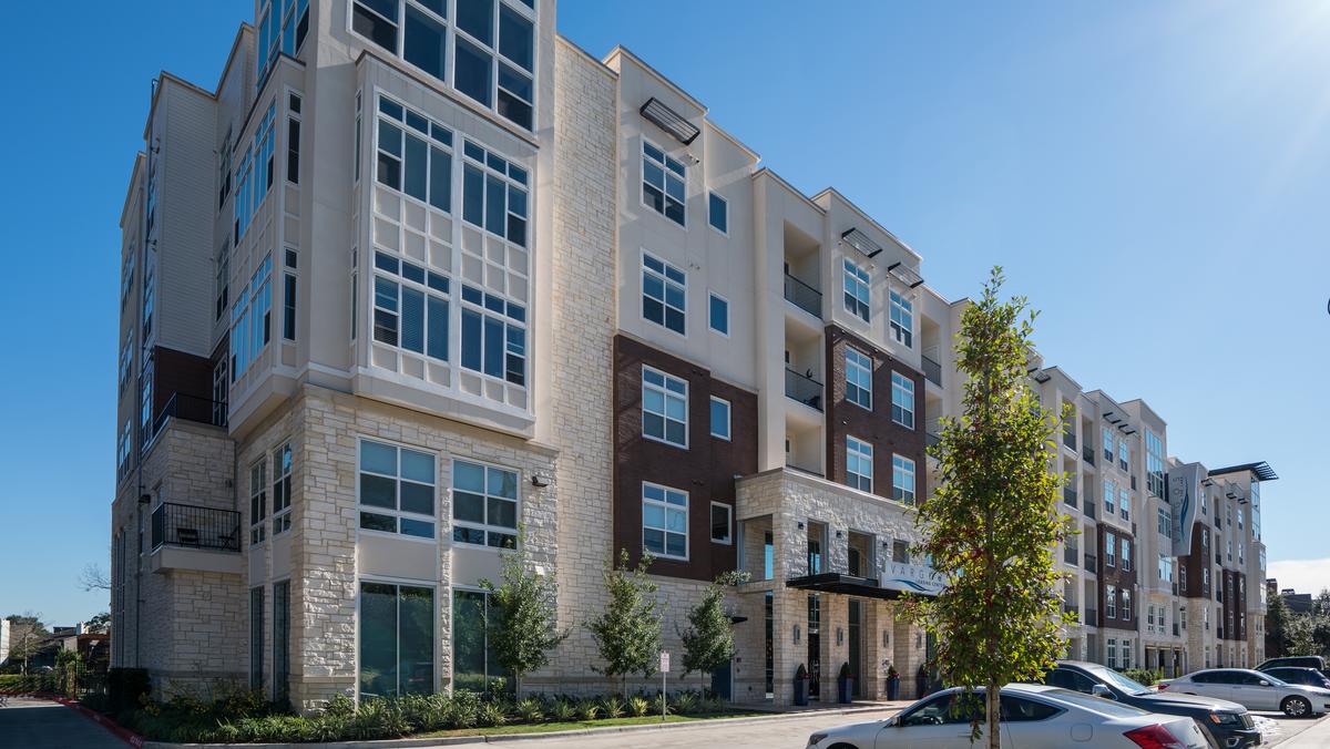 Hunington Properties sells Vargos on the Lake apartments to Berkshire