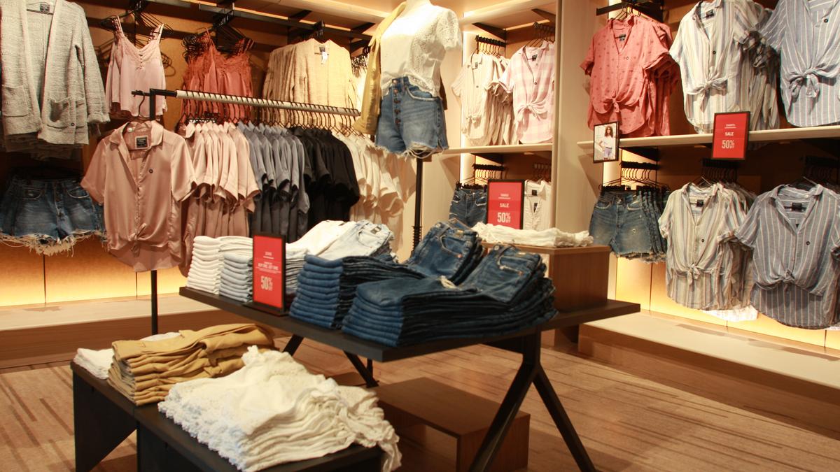 India cabina Gama de Abercrombie closing several flagship stores - Columbus Business First