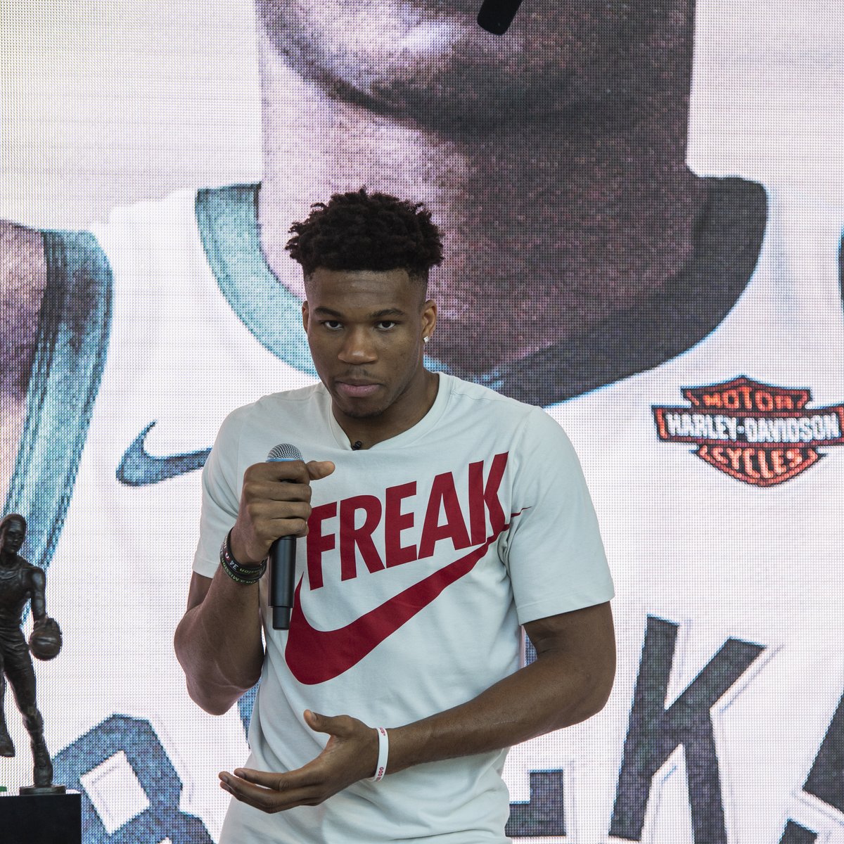 Antetokounmpo Used to Be Street Vendor as Kid in Greece
