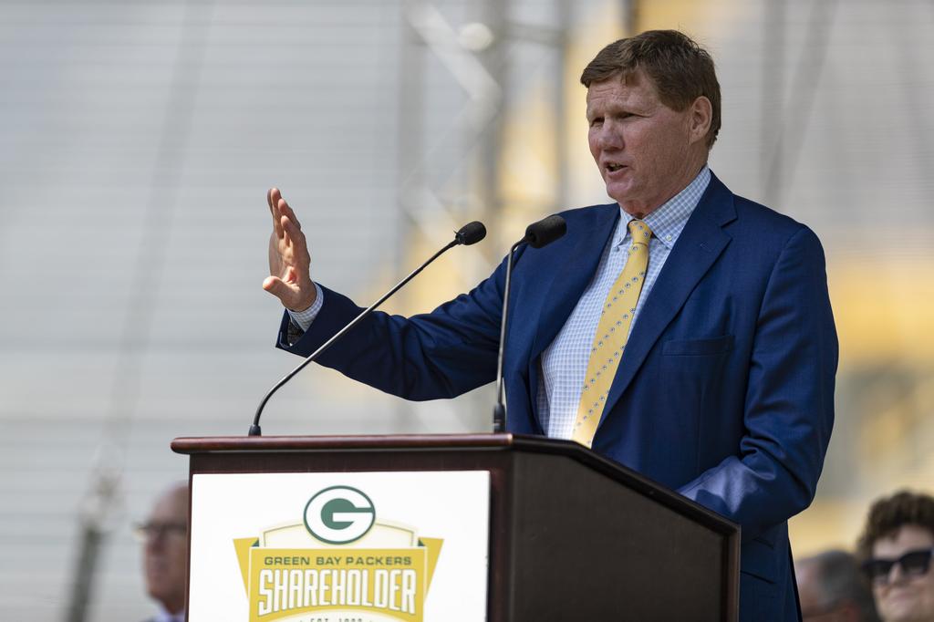 More than 8,000 people attend Green Bay Packers shareholders meeting