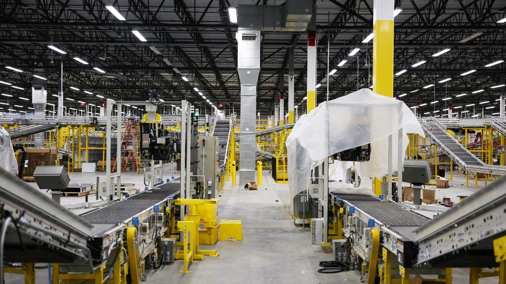 https://media.bizj.us/view/img/11399986/amazon-robotics-fulfillment-center-mk012*xx5455-3068-0-284.jpg