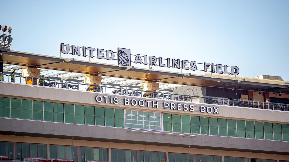 United Airlines realizes major branding moment in Los Angeles - Chicago  Business Journal