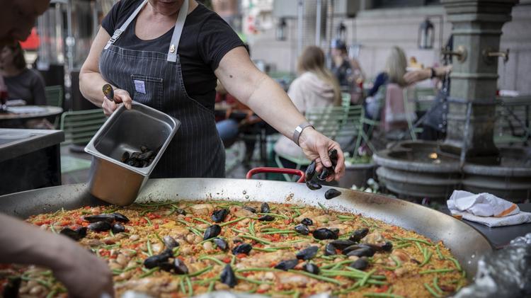 Denver S Newest High End Catering Trend Is Paella Cooked In