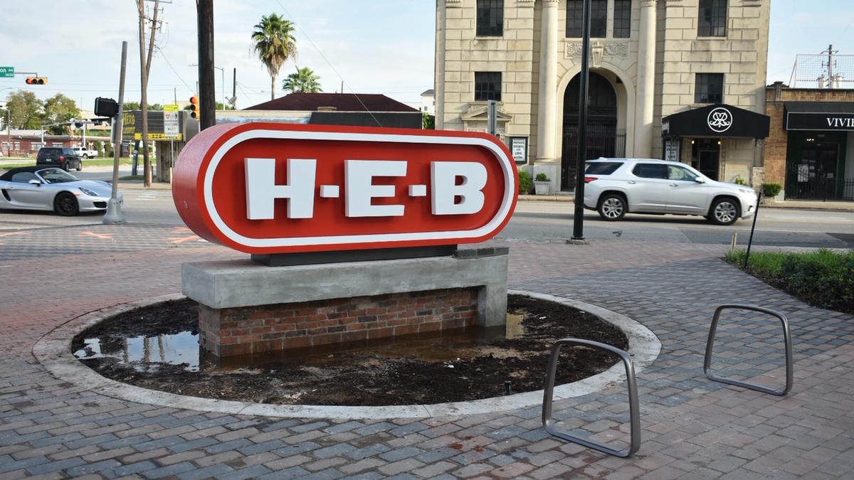 A new H-E-B is opening in Waxahachie!